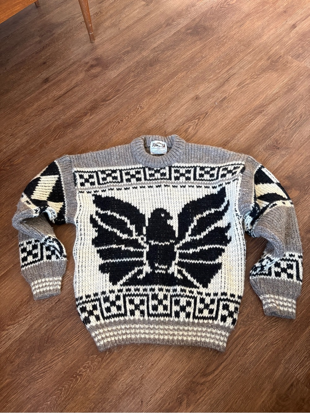 Vintage Tundra 100% Virgin Wool with Thunderbird Graphic Size Large Like New